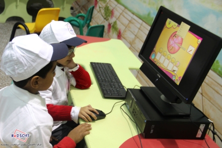 يوزيع الطلبة على أجهزة كمبيوتر واعتمادهم على أنفسهم في التدريب